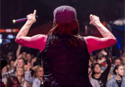 80S ALIVE 80ER JAHRE TRIBUTE BAND EPK, „80sALIVE“ die 80er-Jahre Legenden-Tribute-Show Der Showact mit Retro-Flair wird moderiert von „Mickie Sixx“. Eine „Back to the 80s“ Party im Originallook der Stars