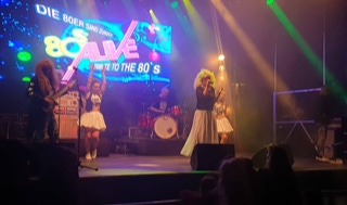 80S ALIVE 80ER JAHRE TRIBUTE BAND EPK, „80sALIVE“ die 80er-Jahre Legenden-Tribute-Show Der Showact mit Retro-Flair wird moderiert von „Mickie Sixx“. Eine „Back to the 80s“ Party im Originallook der Stars Bonnie Tyler