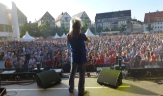 80S ALIVE 80ER JAHRE TRIBUTE BAND EPK, „80sALIVE“ die 80er-Jahre Legenden-Tribute-Show Der Showact mit Retro-Flair wird moderiert von „Mickie Sixx“. Eine „Back to the 80s“ Party im Originallook der Stars ulm publkum schwörmontag zuschauerrekord