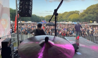 80S ALIVE 80ER JAHRE TRIBUTE BAND EPK, „80sALIVE“ die 80er-Jahre Legenden-Tribute-Show Der Showact mit Retro-Flair wird moderiert von „Mickie Sixx“. Eine „Back to the 80s“ Party im Originallook der Stars schloss berge bühne publikum crowd festival 