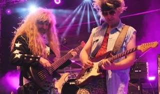 80S ALIVE 80ER JAHRE TRIBUTE BAND EPK, „80sALIVE“ die 80er-Jahre Legenden-Tribute-Show Der Showact mit Retro-Flair wird moderiert von „Mickie Sixx“. Eine „Back to the 80s“ Party im Originallook der Stars musiker