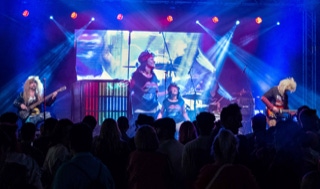 80S ALIVE 80ER JAHRE TRIBUTE BAND EPK, „80sALIVE“ die 80er-Jahre Legenden-Tribute-Show Der Showact mit Retro-Flair wird moderiert von „Mickie Sixx“. Eine „Back to the 80s“ Party im Originallook der Stars bühne live