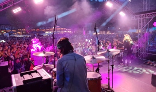 80S ALIVE 80ER JAHRE TRIBUTE BAND EPK, „80sALIVE“ die 80er-Jahre Legenden-Tribute-Show Der Showact mit Retro-Flair wird moderiert von „Mickie Sixx“. Eine „Back to the 80s“ Party im Originallook der Stars Lichterfest Bühne Publikum Rekord